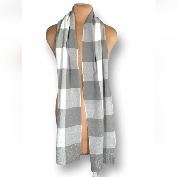 NWOT Victoria’s Secret Scarf Gray White Buffalo Plaid Crystal Embellish Logo - Picture 2 of 8